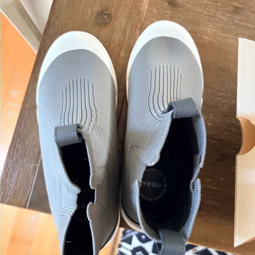 BNIB Vessi Chelsea Boots kids 4, 100% waterproof